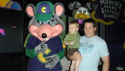Chase And Sadie Wilder Meeting Chuck E Cheese