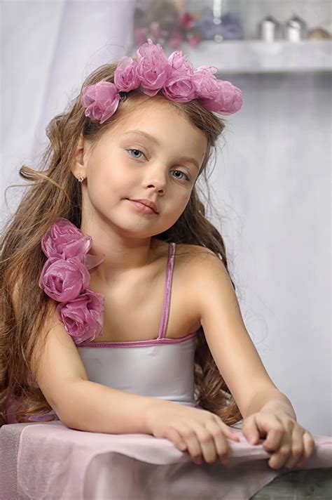 壁紙玫瑰小女孩模特兒凝视儿童下载照片