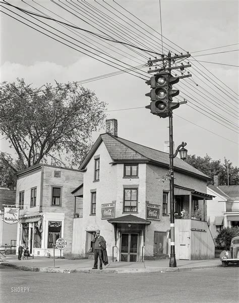 Shorpy Historic Picture Archive :: Stoplight in Vermont: 1941 high