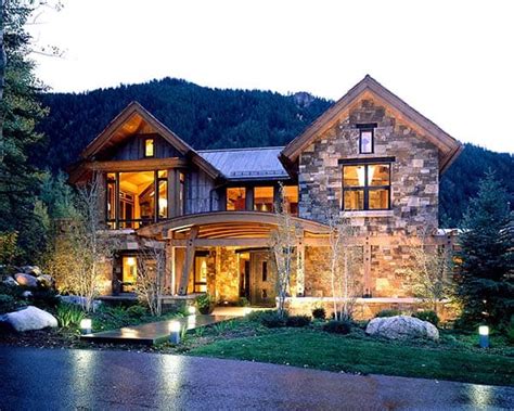Either way, remember to include enough bedrooms so you can host the annual skiing vacation for friends and relatives! A warm yet contemporary mountain feel in a Colorado home