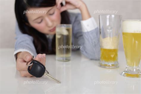 お酒に酔った女性 写真素材 5851442 フォトライブラリー Photolibrary