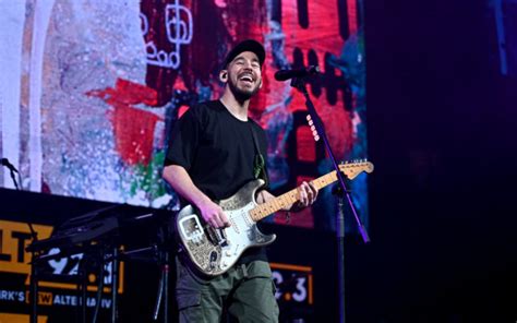 Linkin Park Singer Reveals Rocks Secret Instrument Alt 1051