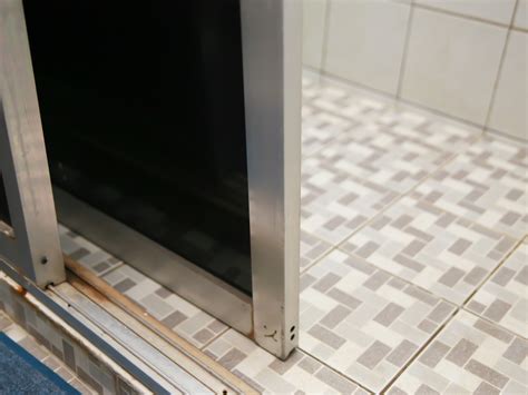 See full list on wikihow.com How to Remove Sliding Glass Shower Doors: 6 Steps (with ...