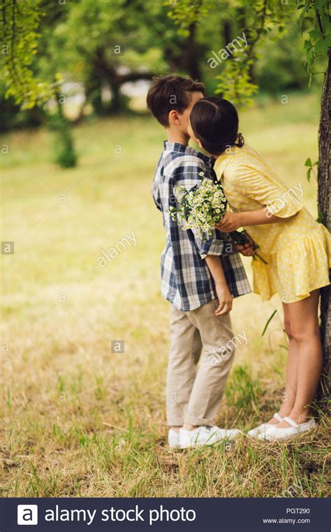 Niño Y Niña Besándose Fotografías E Imágenes De Alta Resolución Alamy