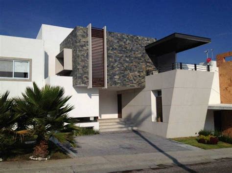 Esta fachada resulta muy interesante, ya que es de una casa de 3 pisos, con muchos espacios creados tanto al interior como al exterior, gracias a la configuración de los volúmenes que componen la residencia. 13 fachadas de casas modernas con revestimiento de piedra