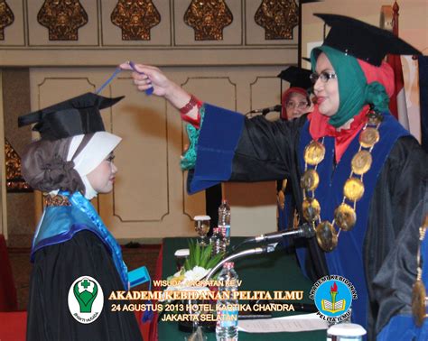 Namun, kita sering kali bingung memilih model baju kebaya modern yang cocok untuk wisuda, nih. Wisuda 2013 | Wisuda