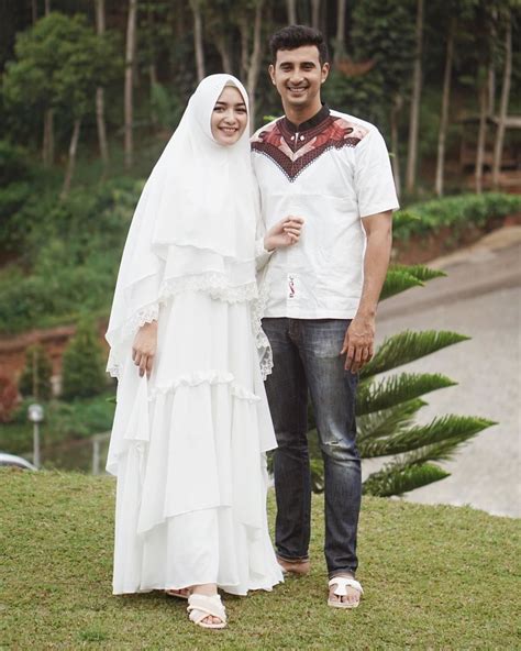 Dibalut pakaian kasual, tatapan mata keduanya tampak beradu. 10 Potret Mesra Ali Syakieb & Citra Kirana Makin Nempel ...