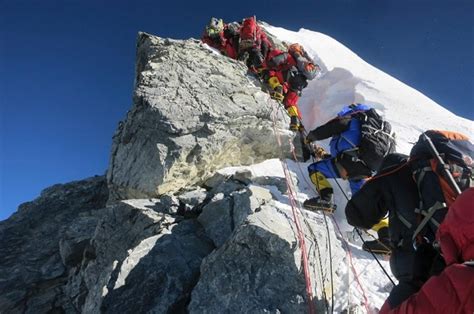 Mount Everest Disaster Sherpa Avalanche Rips Into Death For 12 People
