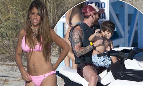 Lionel Messi S Partner Antonella Roccuzzo Flaunts Her Incredible Figure In Ibiza Daily Mail Online