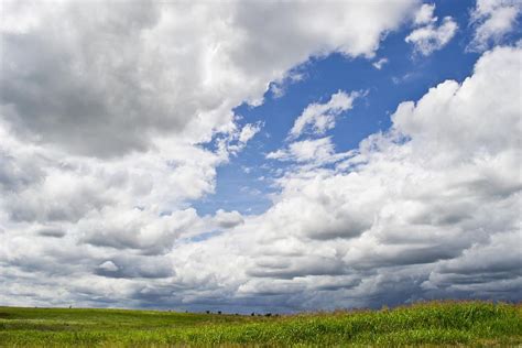 Vandaag gaat ook de lyric video in première. WEEKEND WEATHER: Cloudy with a chance of rain - Portugal ...