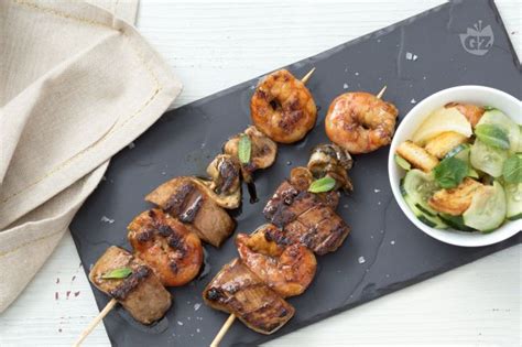 Può essere usato come marinata per carne o pesce, utilizzato sulla base di una salsa di pomodoro se la salsa sembra gocciolante, puoi usare un cucchiaio forato per versarlo sul pesce per evitare di. Ricetta Spiedini di pesce in salsa Worcestershire - La ...