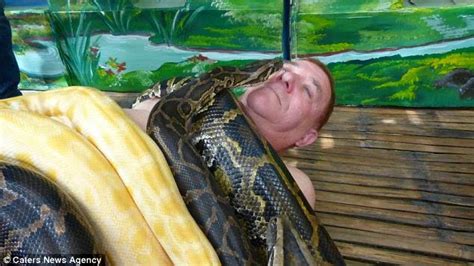 Arti mimpi melihat ular secara lengkap dan detail berdasarkan kitab jawa kuno, tafsir tokoh islam dan mitos. Alam Pelik Dunia: VIDEO: Zoo tawar urutan ular sawa Burma