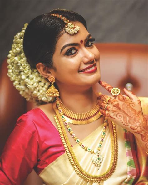 Bridal Hairstyles Kerala- 75+ Pictures Ideas - Bridal ... South indian brides have been inspiring the world with their traditional bridal makeup looks since forever.