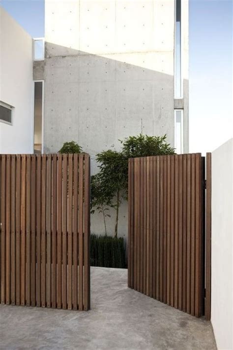 25 Naturally Stunning Wooden Driveway Gate Design Ideas