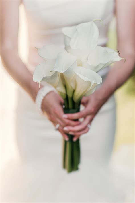 22 Lily Bouquets Perfect For A Spring Wedding Artofit