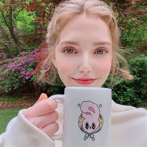 Chloe 김애란 Rike On Instagram “chloe With Coffee ☕” Thời Trang Con Gái Nữ Thần