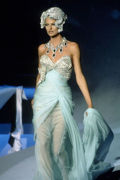 Linda Evangelista 32 Fotos Des Supermodels Erzählen Die Geschichte Der