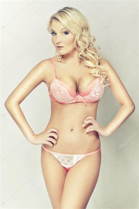 Aantrekkelijke Blonde Meisje In Lingerie Roze Stockfoto Fotoduki