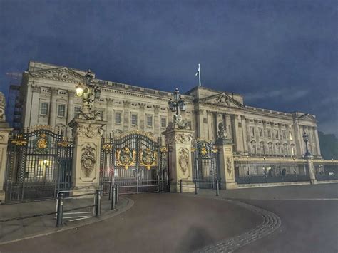 According to reports, queen elizabeth ii's london headquarter is worth over $5 billion (though some. 10 Hours in London: Guide to Hit Central London's 7 Hot Spots