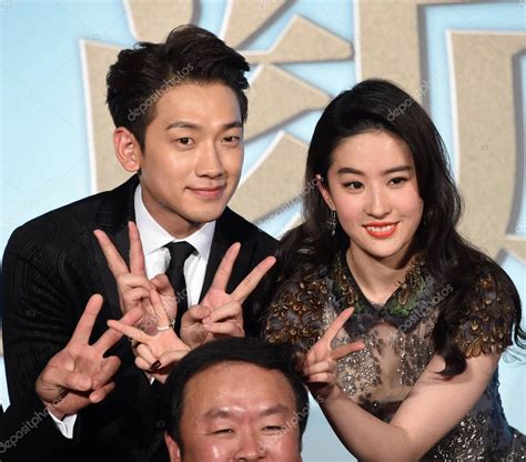 El Cantante Y Actor Surcoreano Rain Left Y La Actriz China Liu Yifei Posan Durante Un Estreno