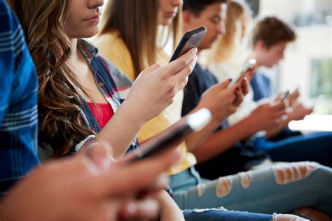 Teens Say They Prefer Texting Friends Rather Than Talking In Person