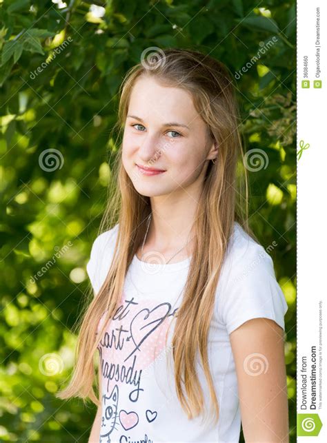 Portrait De Fille 14 Ans En Nature Photo Stock Image