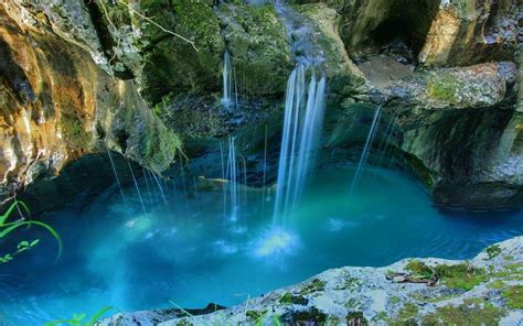 Pasalnya, sebelum sah dibuka untuk biasa pada tahun 2004, lokasi tersebut ini ditutupi semak belukar. Plitvice Lakes National Park Wallpapers - Wallpaper Cave