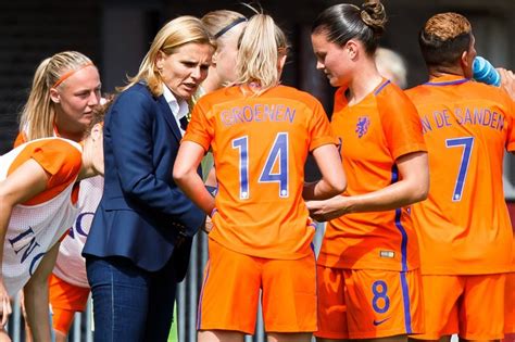 Martens diagonal to groenen on right; Jackie Groenen koos bijna voor België: 'Oranje was erg ...