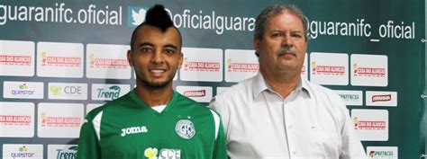 Mais ideias de leandro santos. Volante Evandro e goleiro Leandro Santos são apresentados ...