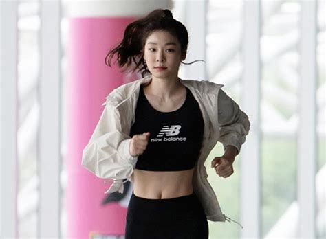 11자 복근 인증하는 솜찌 ㄷㄷ. 김연아, 브라톱+레깅스 입고 러닝중…여전한 복근 '깜짝' | 스타일M