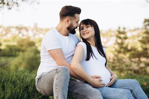 Pareja Joven Feliz Que Espera Al Bebé Mujer Embarazada Con El Vientre