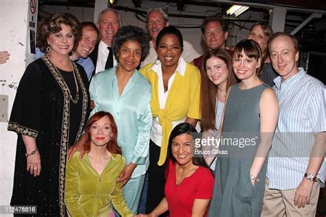 Talk Show Host Oprah Winfrey Poses Backstage With The Cast Of The Nachrichtenfoto Getty Images