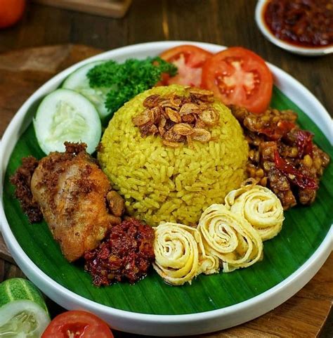 Nasi uduk kuning yang bercita rasa rempah yang khas dan enak bisa anda hadirkan di tengah keluarga anda.selain itu untuk menambah hidangan yang istimewa anda dapat melengkapinya dengan sambal kacang yang khas. Resep Nasi Kuning Wangi Gurih dan Pulen