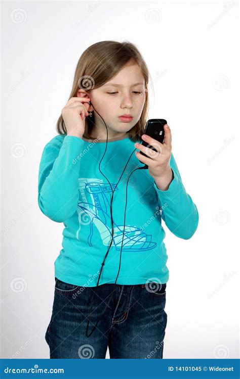 Música Que Escucha De La Chica Joven Imagen De Archivo Imagen De Auriculares Sonriente 14101045