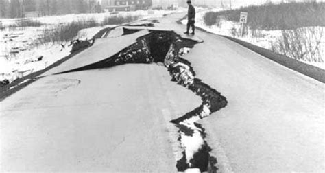 El más grande, provocado por el movimiento de las placas cuando comenzó el terremoto. Retales de Historia: Alaska, 1964