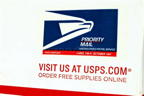 Enveloppe De Colis De Service Postal D Usps Etats Unis Dans Des Mains Du S De L Homme Photo