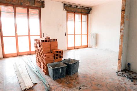 Si la reforma integral se escapa de las posibilidades monetarias de aquellos que desean realizarla, una opción viable puede ser la de una reforma superficial. CONSEJOS PARA REFORMAR UNA CASA ANTIGUA - Edificaciones RC