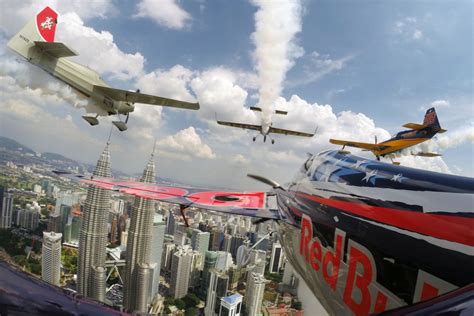 Residents in kuala lumpur, malaysia, wake up to a thick haze engulfing the capital on monday morning. Red Bull Air Race: Piloten fliegen über historische Türme ...