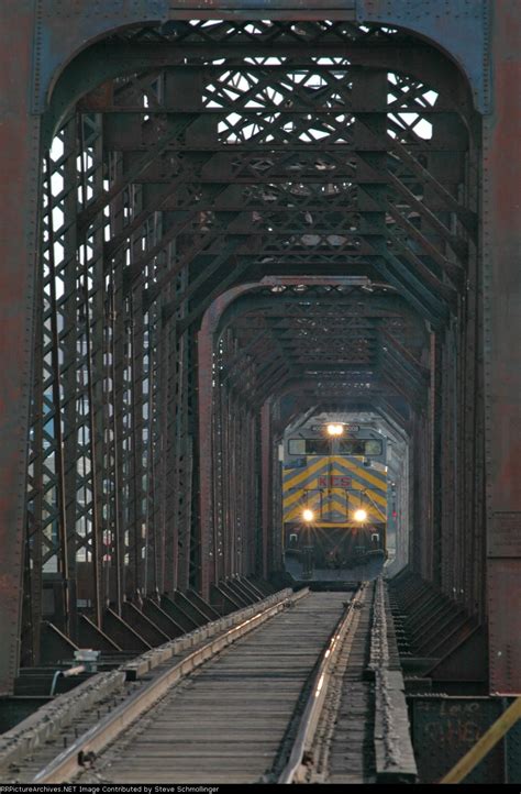 Kcs 4008 South Crosses The Red River Bridge