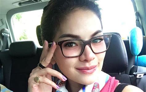 Pose Bentuk Jari Tangan Lambang Mesum Nikita Mirzani