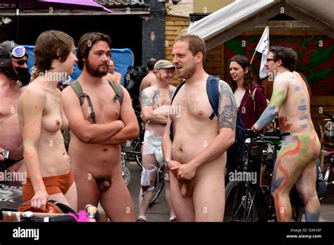 Teilnehmer In Bristol England World Naked Bike Ride W Hrend Der Vorbereitung Zeit Stehend