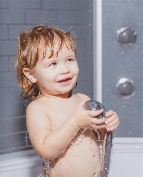 Criança Tomando Banho Debaixo De Um Chuveiro Criança Engraçada Banhada Em Espuma E Lavando Na