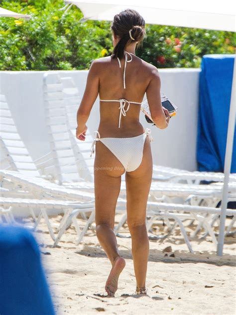 montana brown zakłada seksowne białe bikini na złotych piaszczystych plażach barbadosu 65