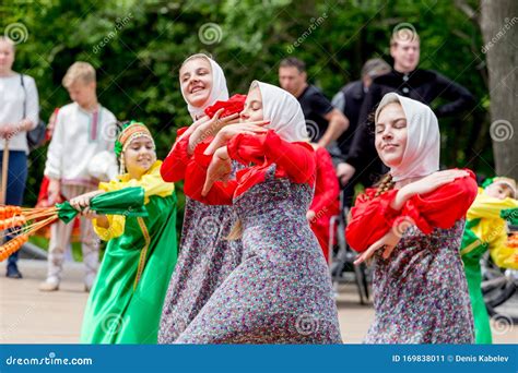 russia vladivostok 06 12 2018 adorable actresses weared in traditional russian slavic clothes