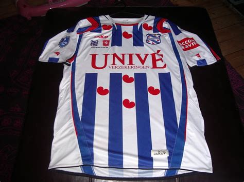 Met op zijn tijd een dolletje zonder mensen te kwetsen of blesseren. SC Heerenveen Cup Shirt football shirt 2008 - 2009.