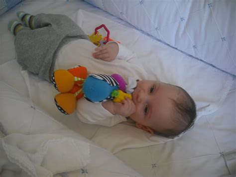 Bebê 1 Ano E 8 Meses Mão Na Boca