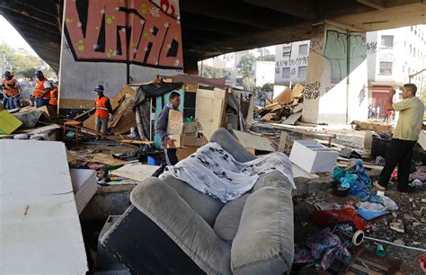 Brasil Desalojan A 100 Familias Que Vivían Debajo De Puente