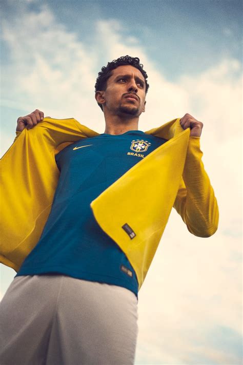 Des photos du nouveau nous avons obtenu les premières photos sur les maillots de foot brésil 2018 pour la coupe du monde. Le Brésil et Nike dévoilent les maillots pour la Coupe du ...