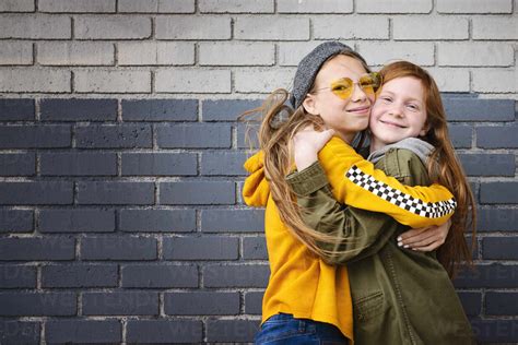 Zwei Mädchen Im Teenageralter Beste Freundinnen Die Sich Umarmen Lizenzfreies Stockfoto