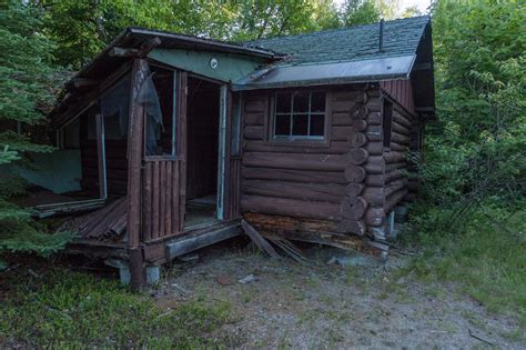 Located immediately adjacent to lake superior with views and access to the beach located on lake superior but no easy access to lake superior due to steep terrain. Eric's Hikes: Lake Superior Provincial Park Coastal Trail
